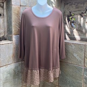 LOGO Top W Asymmetrical Mesh Hem